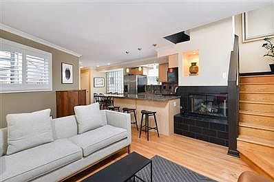 3rd image of 1068 N Marshfield Ave APT 3