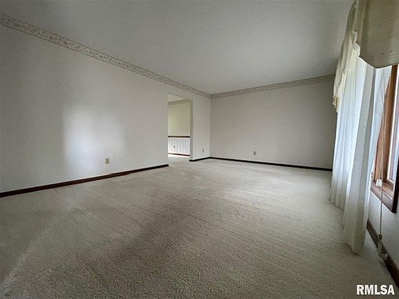 3rd image of 1132 Karenoaks Dr