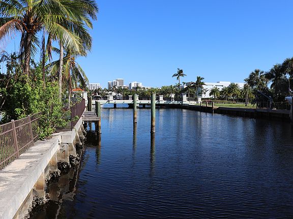 2nd image of 313 Center Island Dr