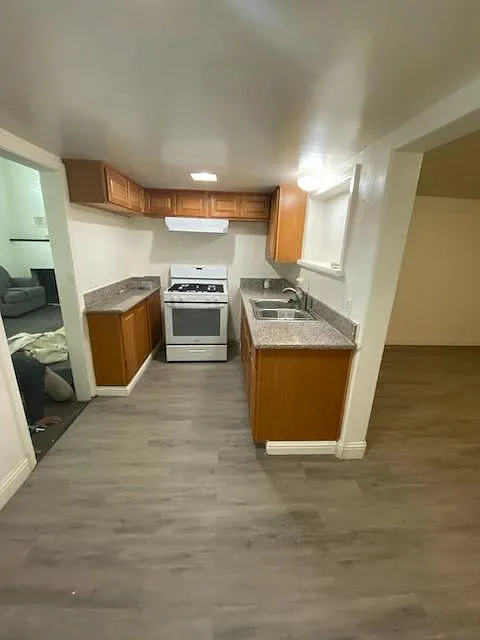 3 bed, 2400 sqft, $2,500 — Photo 2