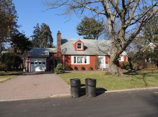 623 Jefferson St, Westbury, NY 11590