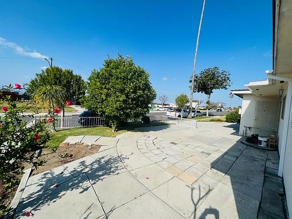 4th image of 16278 Cedarlane Dr