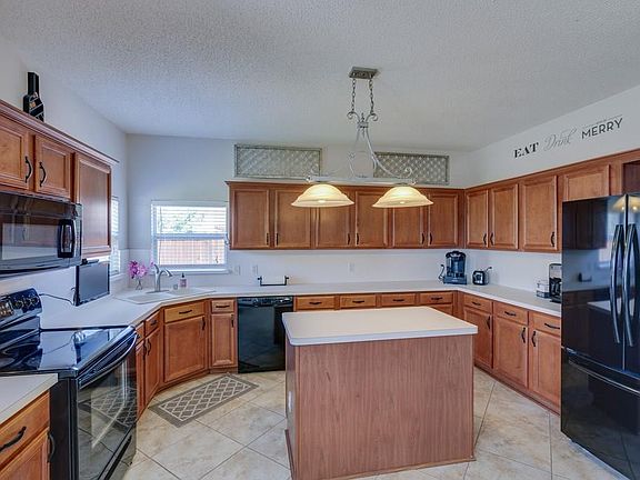 3rd image of 2781 Beverly Dr
