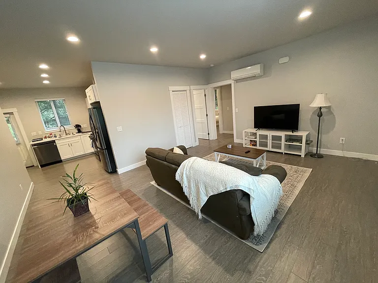 4430 Cable St — Photo 5