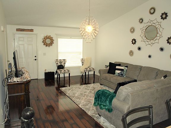 3rd image of 1114 Kareena St NW