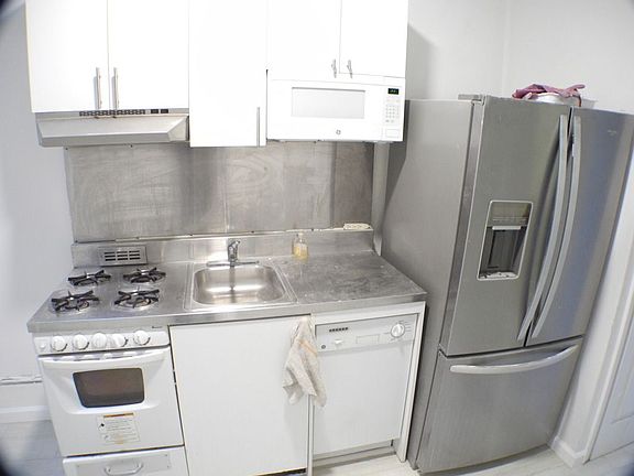 5th image of 1207 Jackson Ave APT 4L