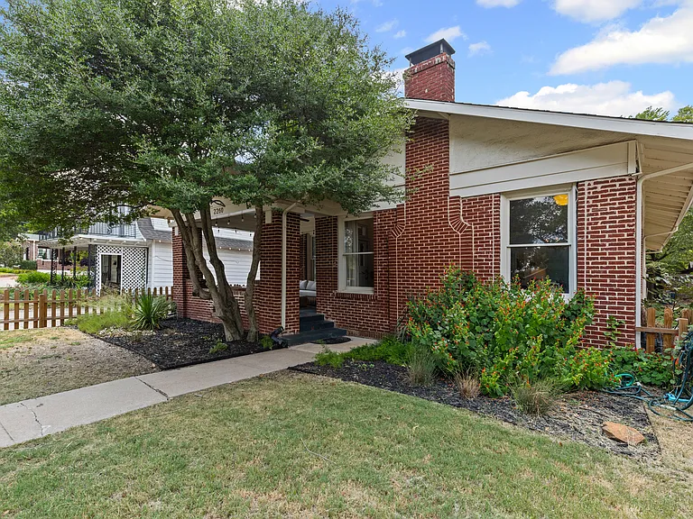 2260 Fairmount Ave — Photo 2
