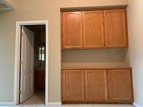 3rd image of 664 Hillswick Cir