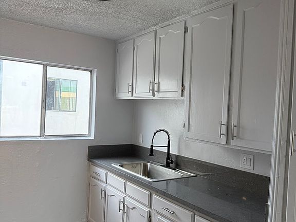 5th image of 832 W 81st St APT 6