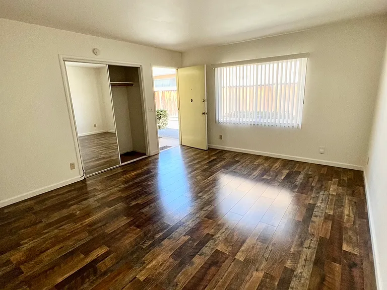 729 Mountain View Ave #1 — Photo 3
