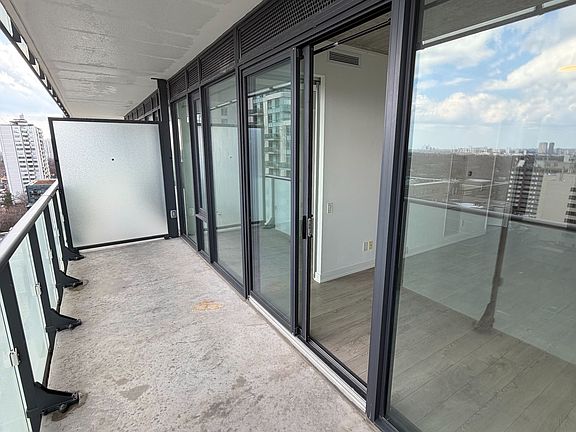 4th image of 185 Roehampton Ave #1209