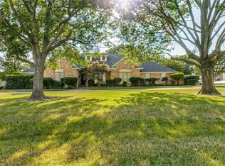 611 Green Meadows Ln, Red Oak, TX 75154