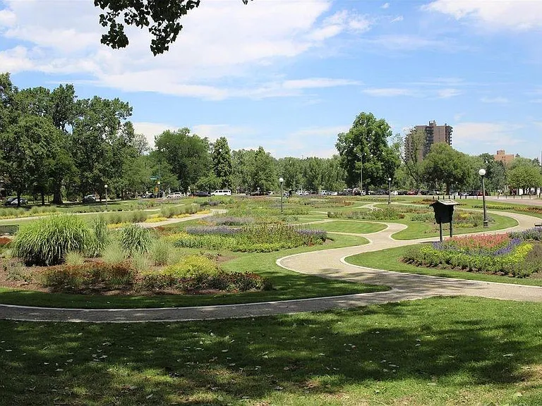 Wash Park's Mount Vernon Garden is only a 10-minute walk away.