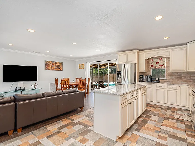 305 Sharon Dr — Photo 5