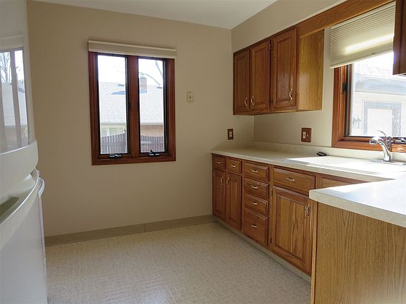 4th image of 708 James Ave