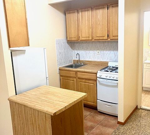 3rd image of 215 E 110th St #4R