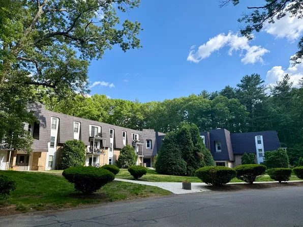 5 Shadowbrook Ln APT 19, Milford, MA 01757