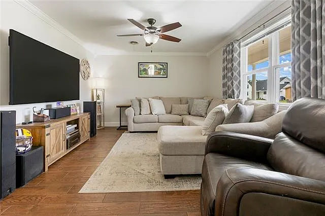 3 bed, 2.0 bath, 1501 sqft, $2,300 — Photo 4