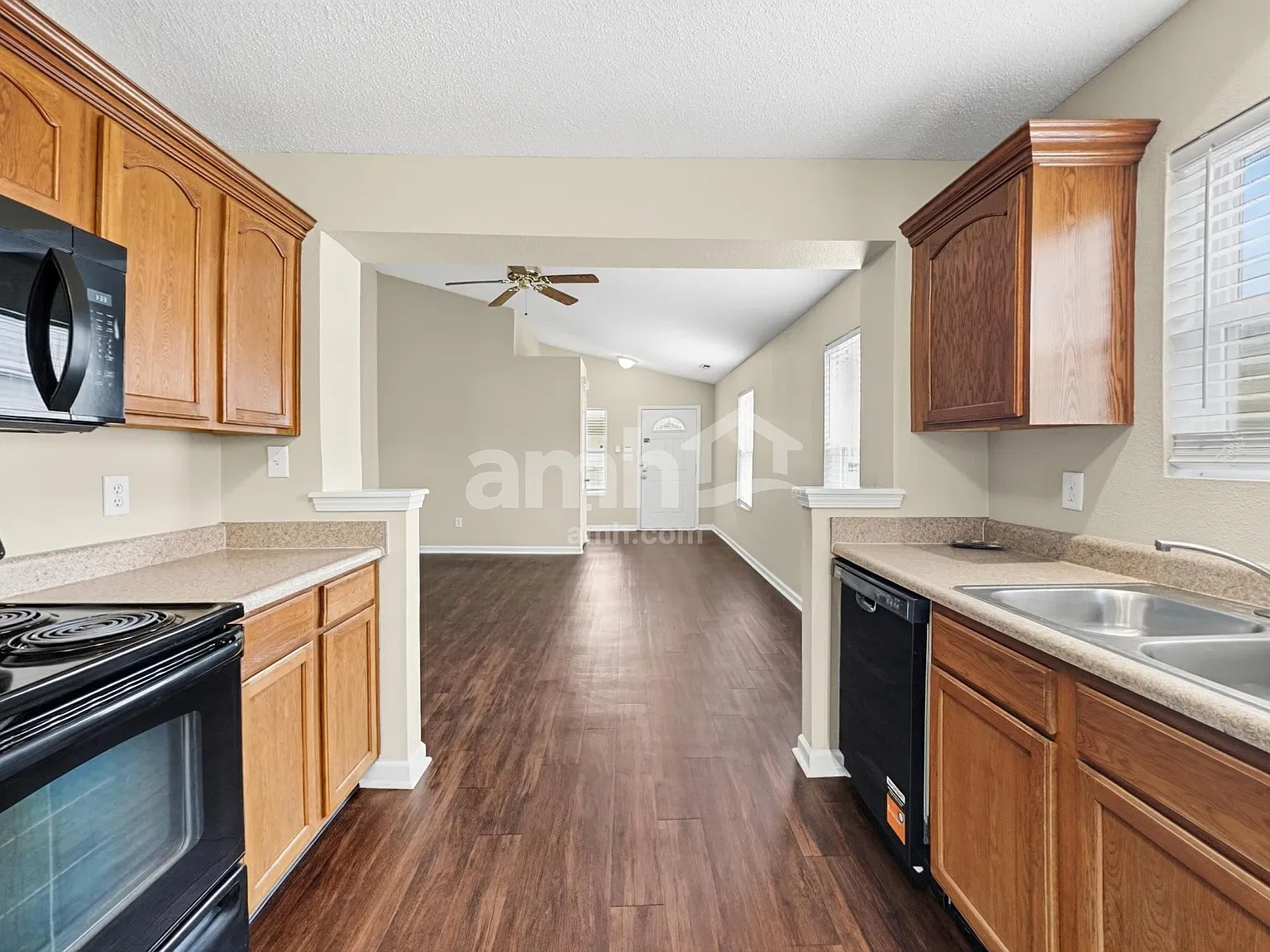 3 bed, 2.0 bath, 1240 sqft, $1,785 — Photo 3