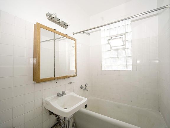 4th image of 1347 W Estes Ave #S4