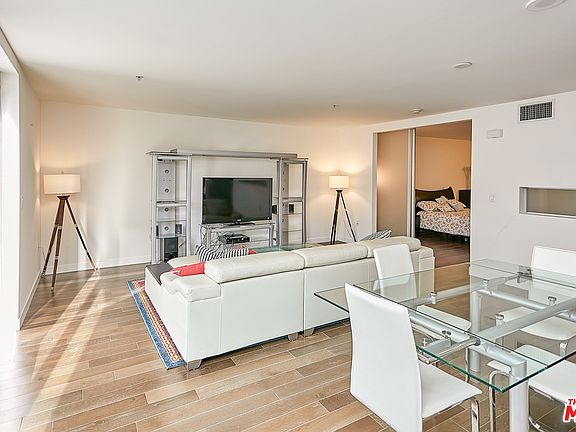3rd image of 901 S Flower St Unit 705