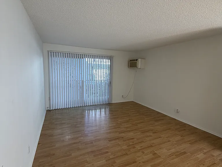 2738 Montrose Ave #6 — Photo 3