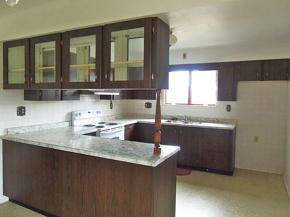 3rd image of 154 Circle Dr
