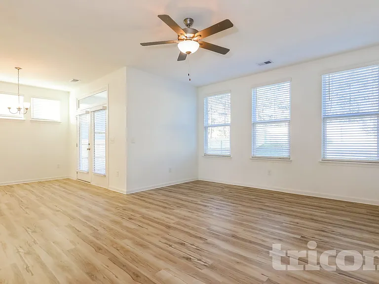 180 Everett Sq — Photo 1