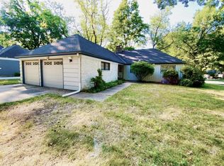 4825 Pawnee Dr, Roeland Park, KS 66205
