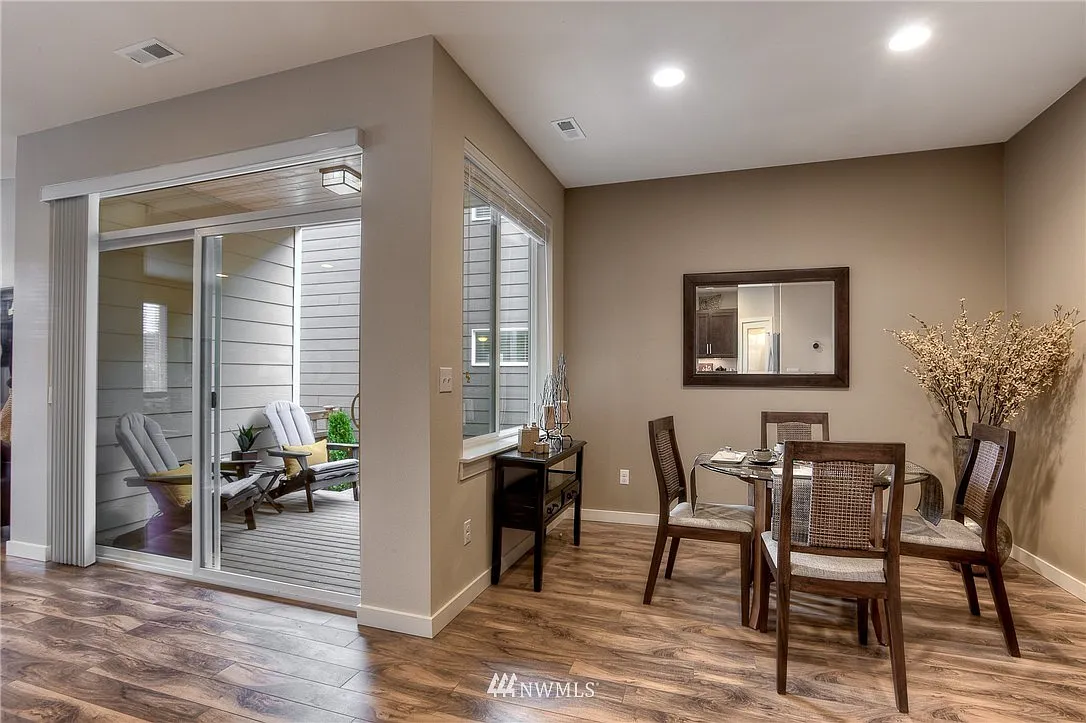 5 bed, 2.5 bath, 2268 sqft, $3,700 — Photo 3