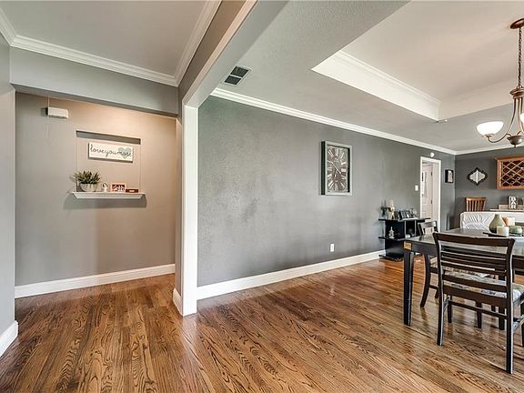 3rd image of 9517 Crestlake Dr