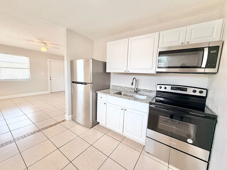 P (2347 Bayside St) — Photo 3