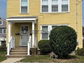 20 Melville Ave, Newtonville, MA