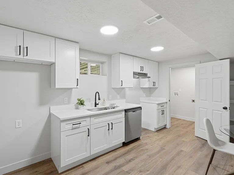 E Hillsboro Dr — Photo 4