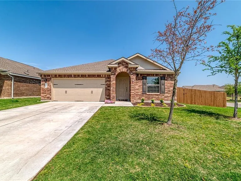 2100 Littleton Dr — Photo 2