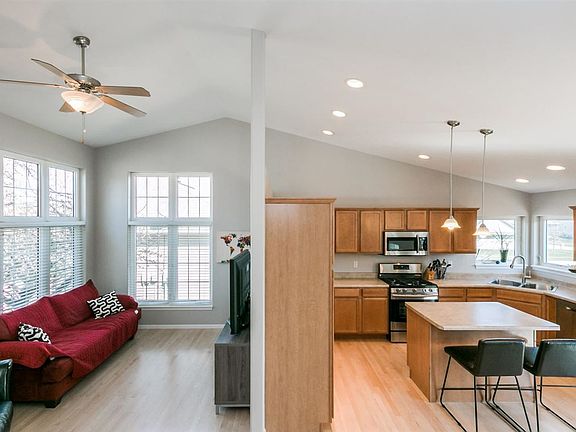 3rd image of 191 Lockmoor Cir