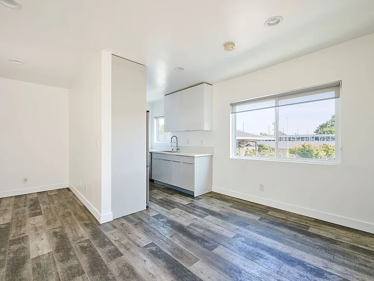 1333 W 36th Place Apartments — Photo 29