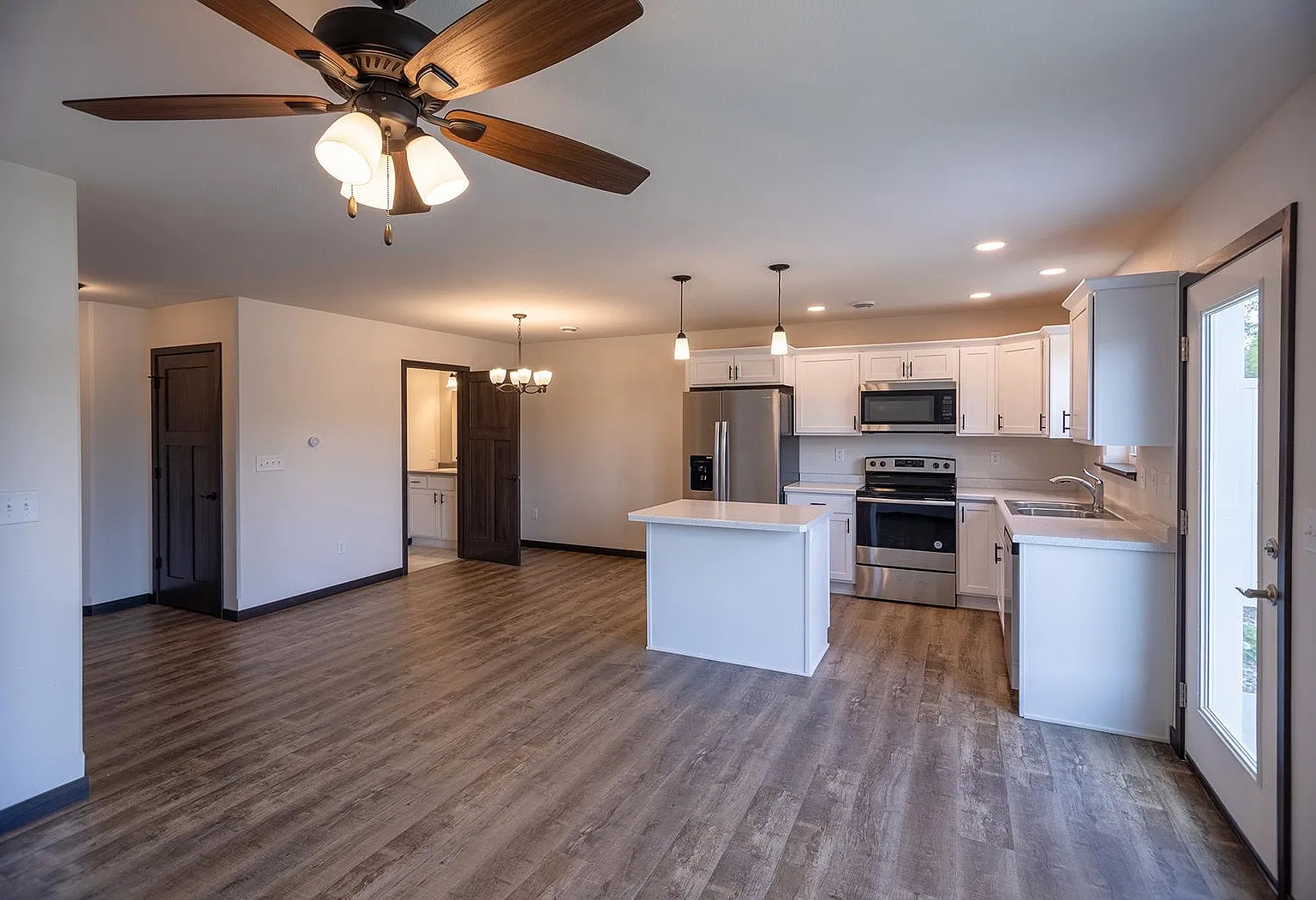 3 bed, 2.5 bath, 1550 sqft, $1,995 — Photo 2