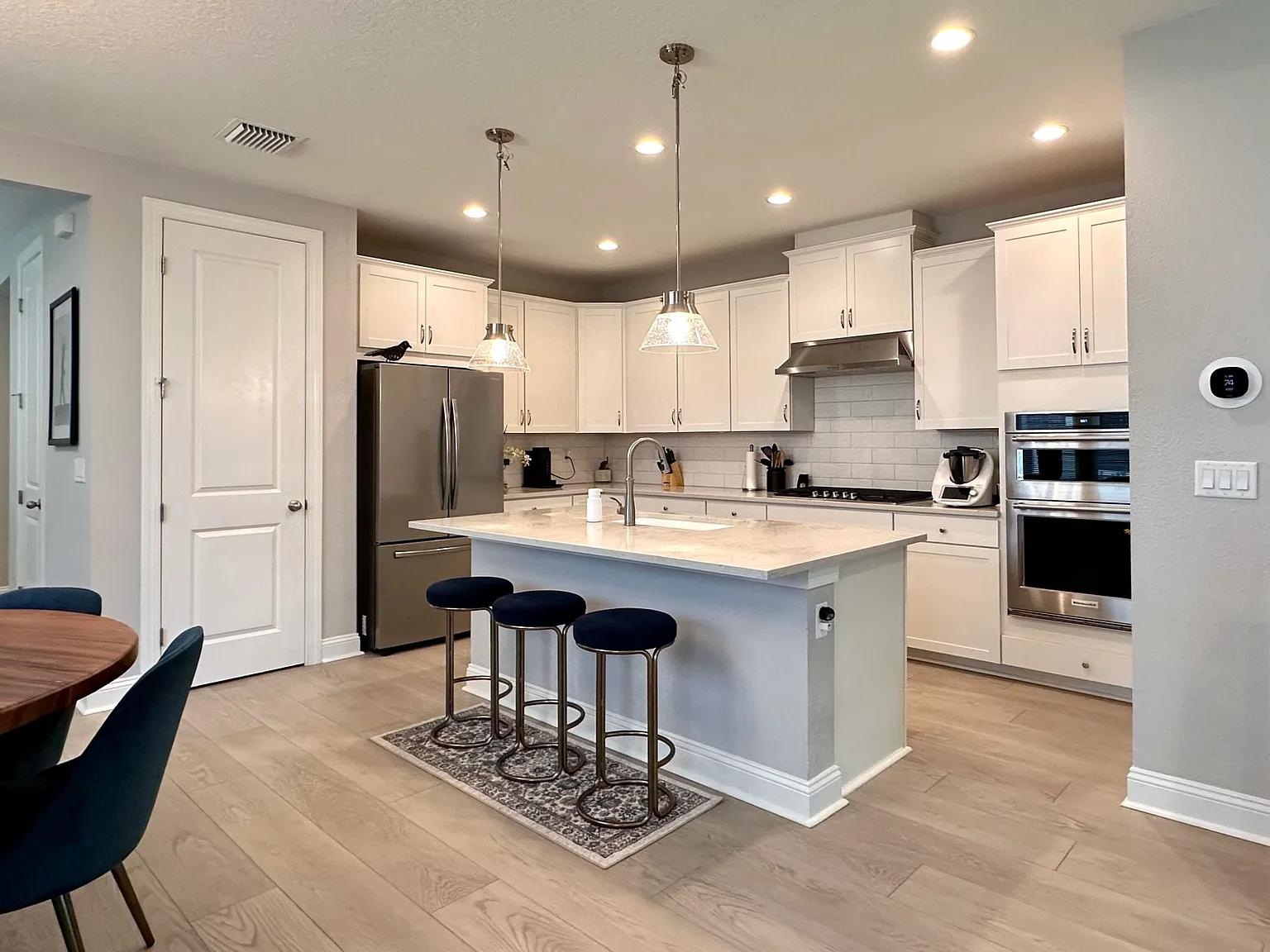 3 bed, 3.0 bath, 2205 sqft, $3,200 — Photo 3