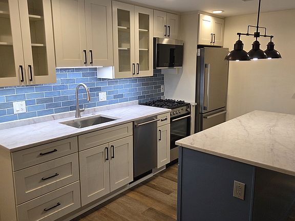 5th image of 7429 N Claremont Ave #B