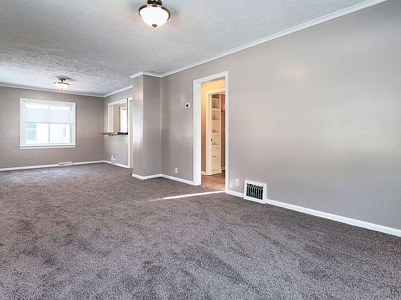 4th image of 96 Vanderveen Ave