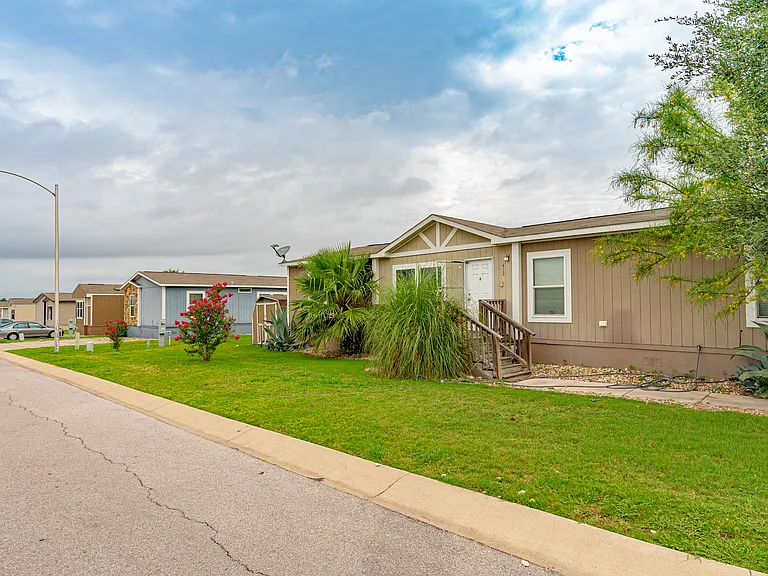 1601 E Slaughter Ln — Photo 17