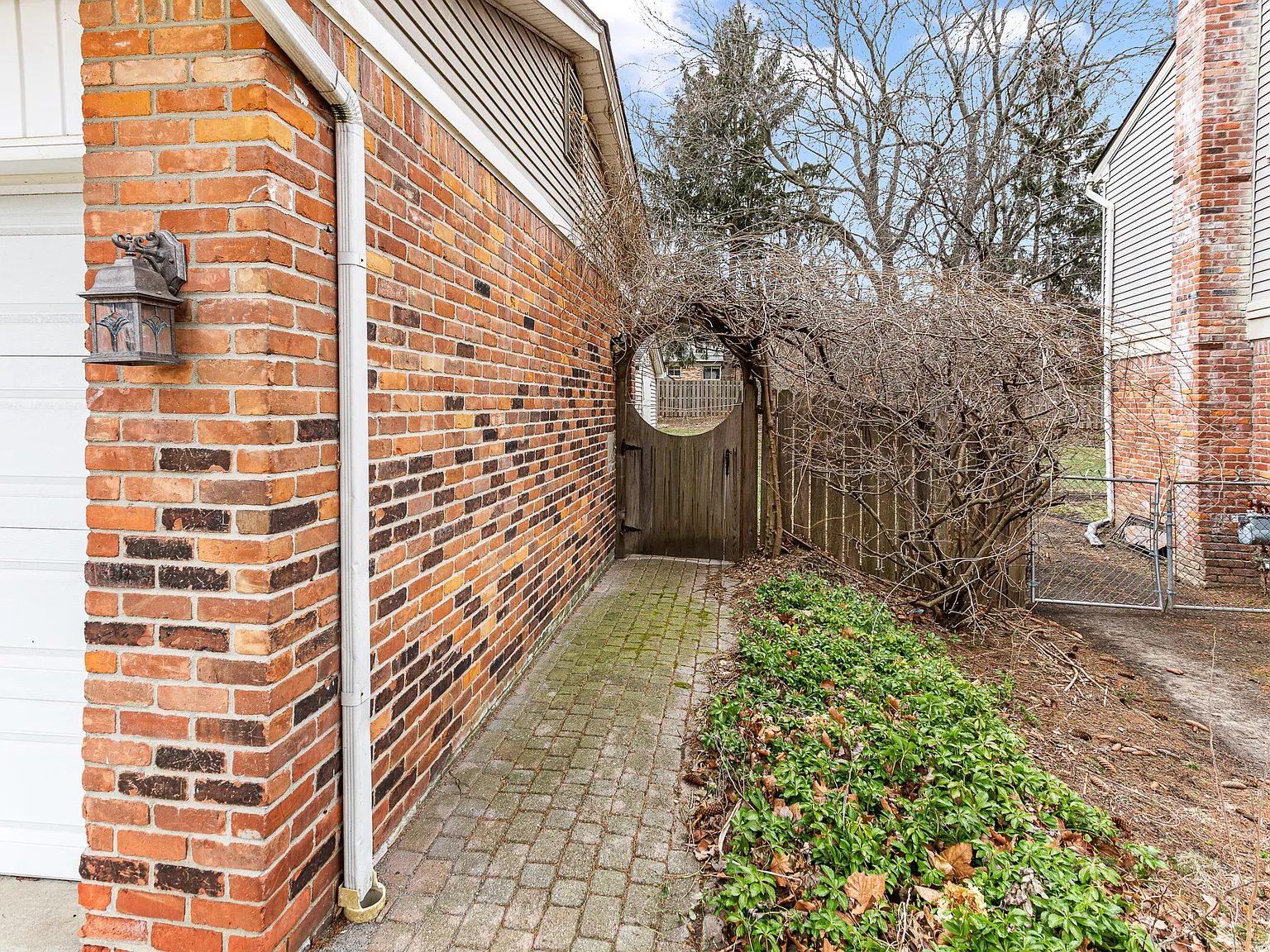5 bed, 2.5 bath, 2326 sqft, $3,900 — Photo 3