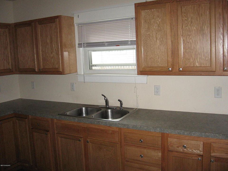 1st image of 1525 Queen Ave NE