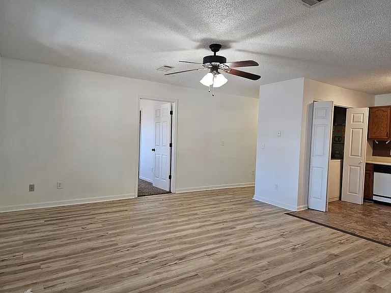 Spacious 4 Bedroom 2 Bath Upstairs unit! — Photo 6