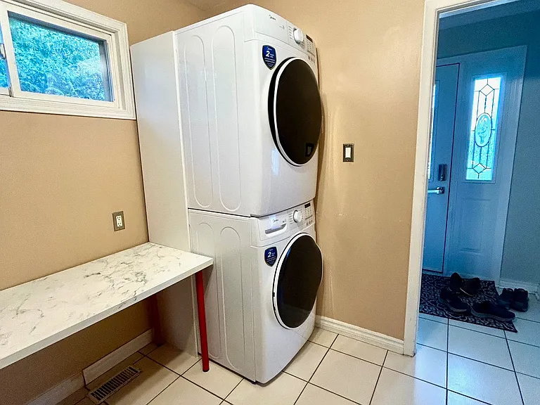 27 Hayward Cres #UPPER — Photo 7