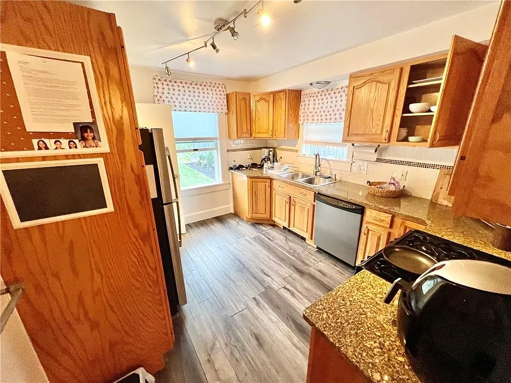 3 bed, 1.0 bath, 1475 sqft, $3,000 — Photo 4