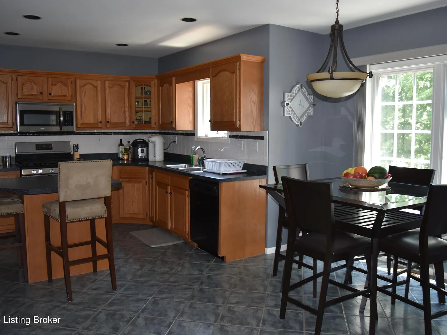 4 bed, 2.5 bath, 2600 sqft, $2,850 — Photo 4
