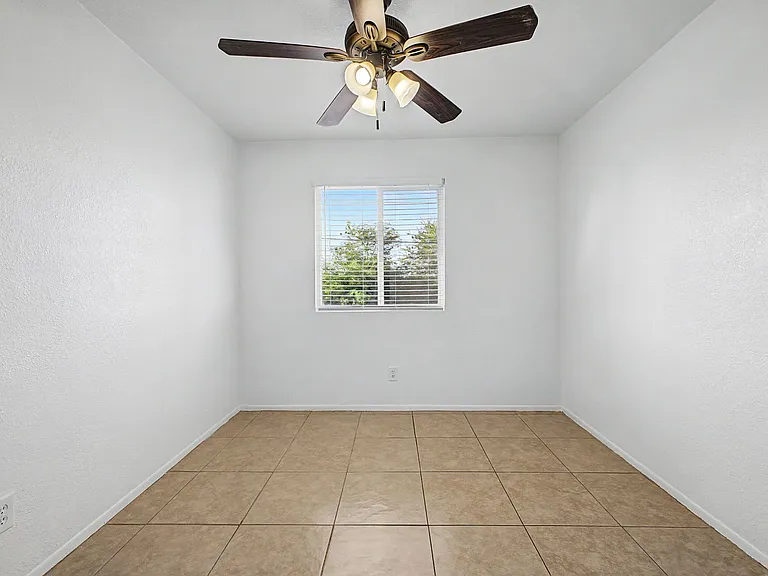 Twin Palms Apartments — Photo 14