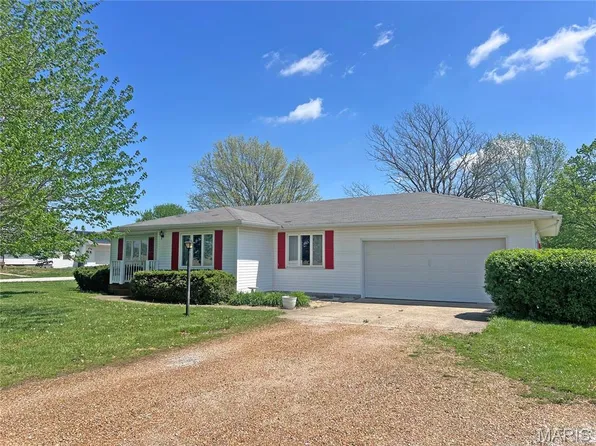 172 Ballpark Trl, Litchfield, IL 62056